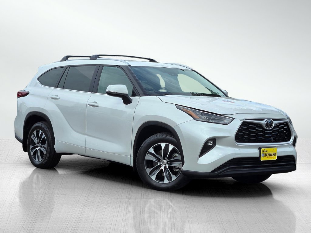 Used 2024 Toyota Highlander XLE AWD/4WD image 2