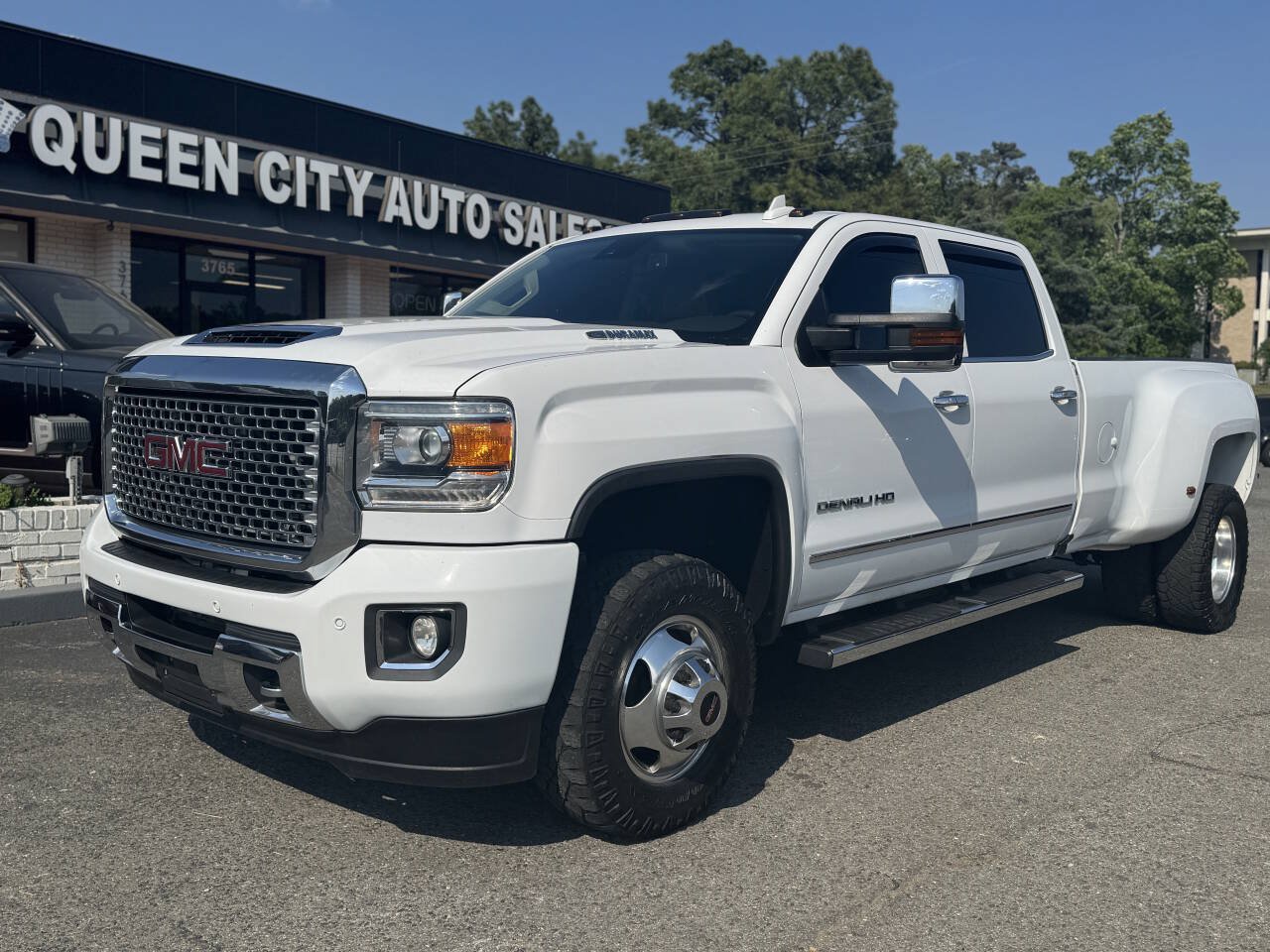 Used 2017 GMC Sierra 3500 Denali w/ Duramax Plus Package RWD image 2