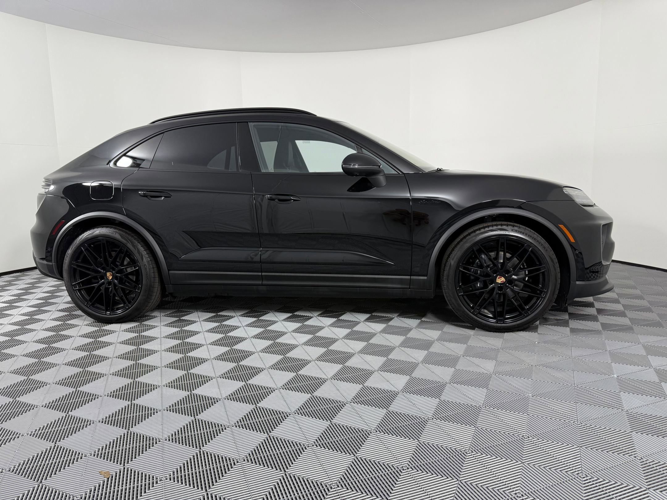 New 2025 Porsche Macan Electric image 8