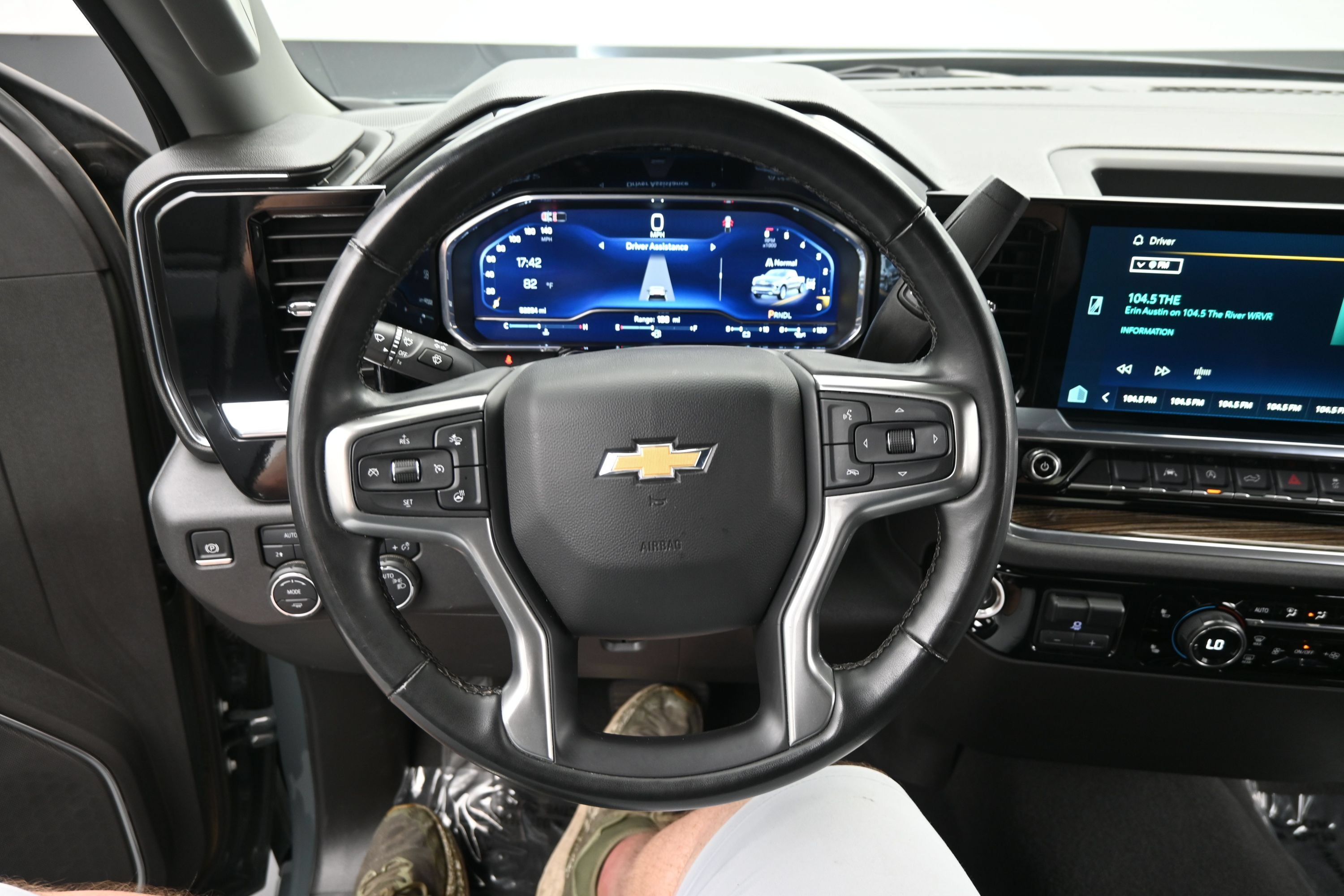 Used 2025 Chevrolet Silverado 1500 LT AWD/4WD image 18