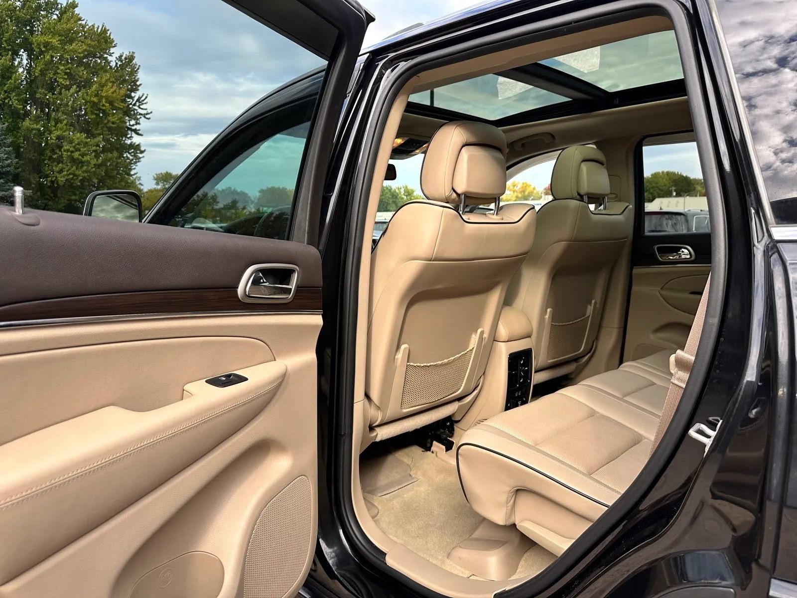 Used 2015 Jeep Grand Cherokee Overland AWD/4WD image 15