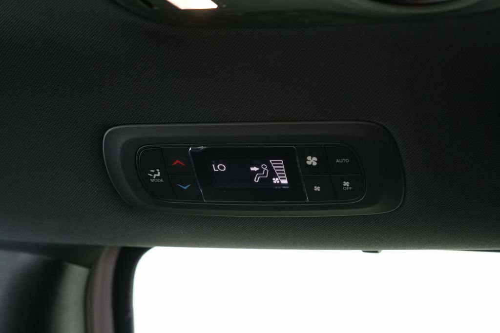 Used 2025 Chrysler Pacifica Select FWD image 27