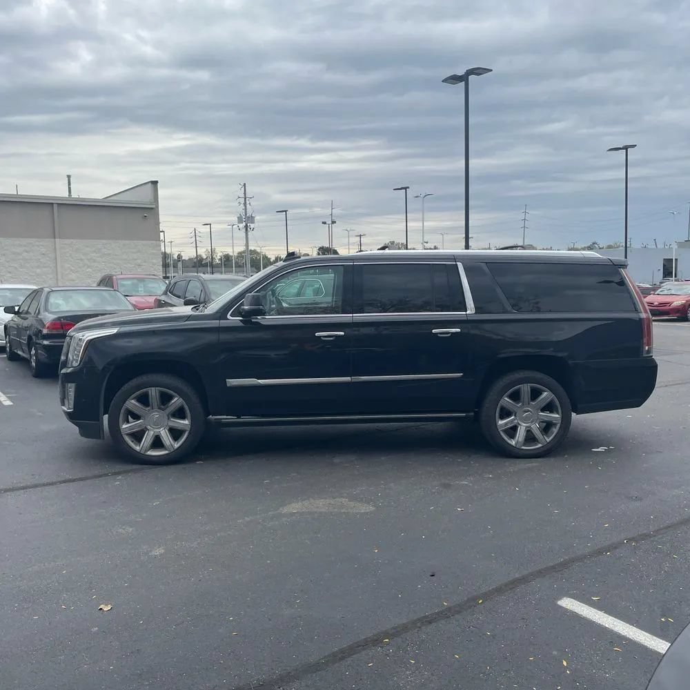Used 2017 Cadillac Escalade ESV Premium Luxury AWD/4WD image 3
