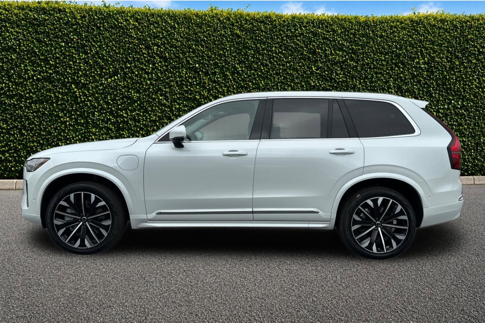 New 2025 Volvo XC90 T8 Plus w/ Protection Package Premier AWD/4WD image 3