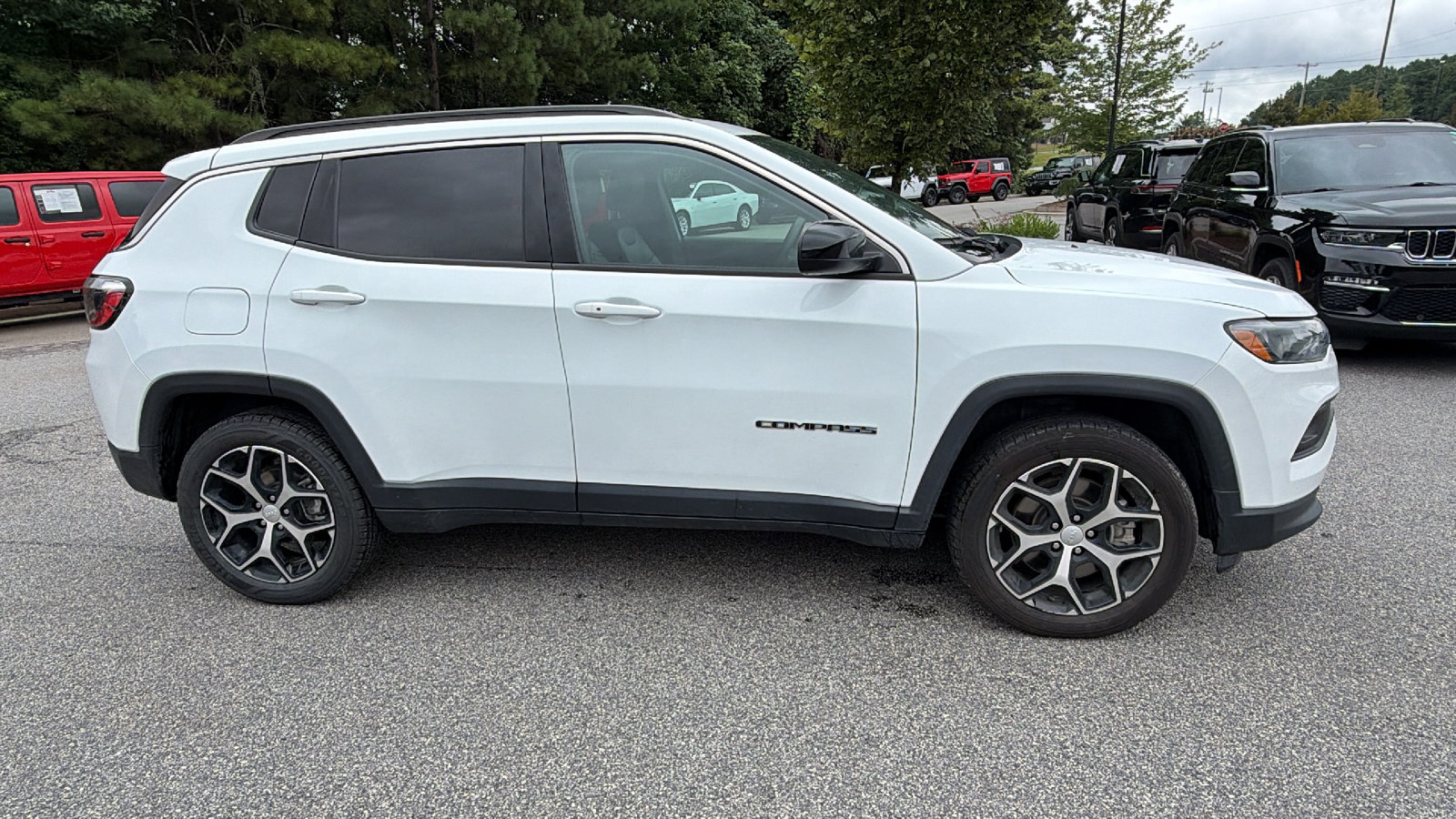 Used 2024 Jeep Compass Latitude AWD/4WD image 7