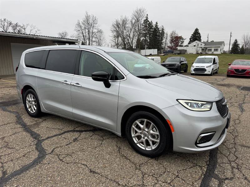 Used 2024 Chrysler Pacifica Touring-L image 40