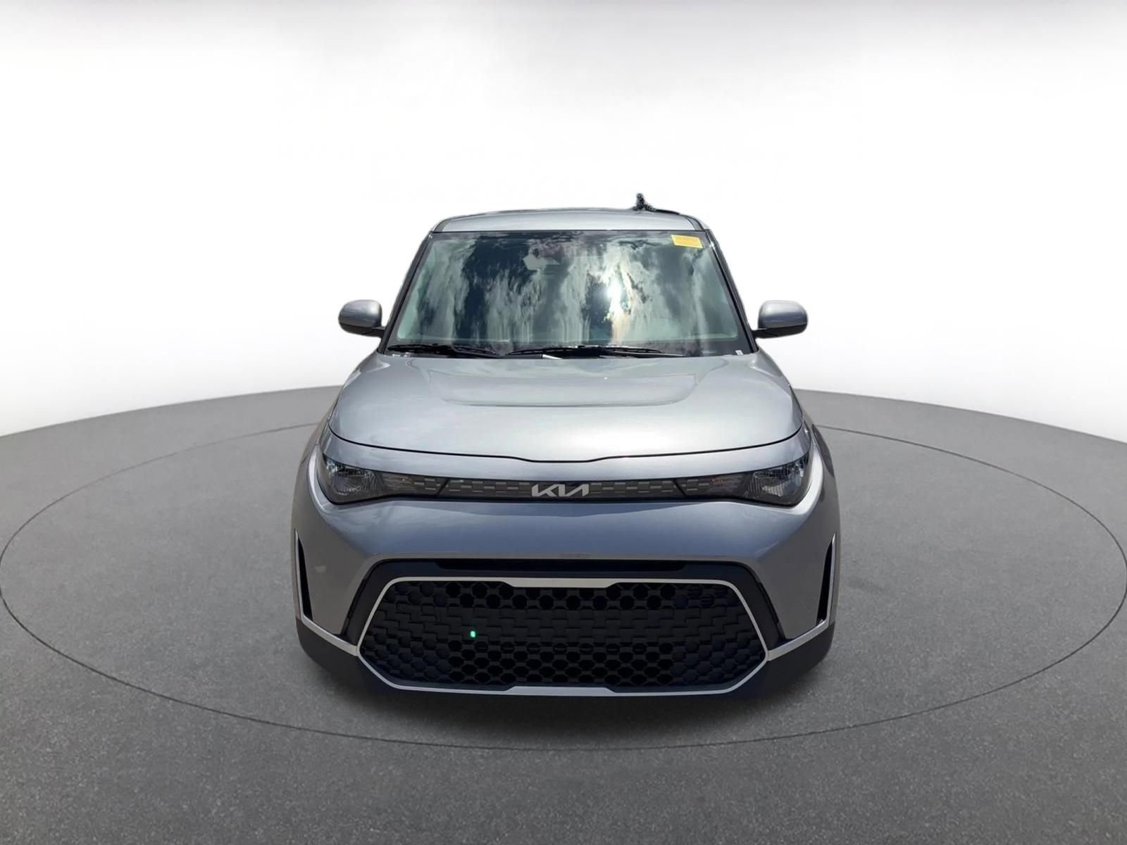 Used 2025 Kia Soul LX w/ LX Technology Package FWD image 3