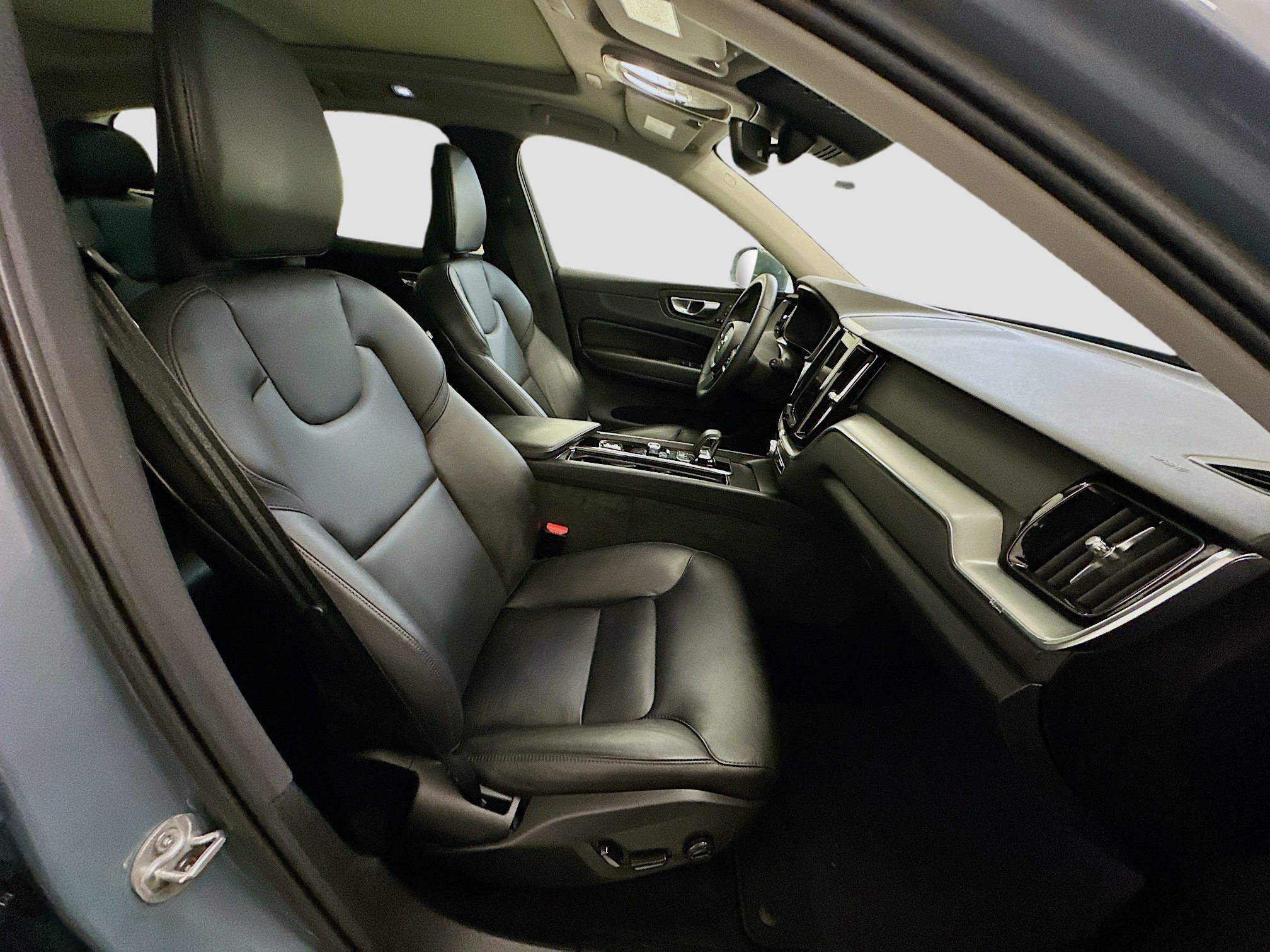 Used 2023 Volvo XC60 B5 Core w/ Climate Package image 34