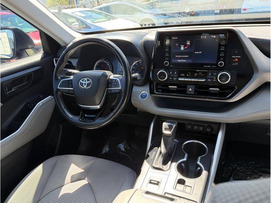 Used 2020 Toyota Highlander LE FWD image 5