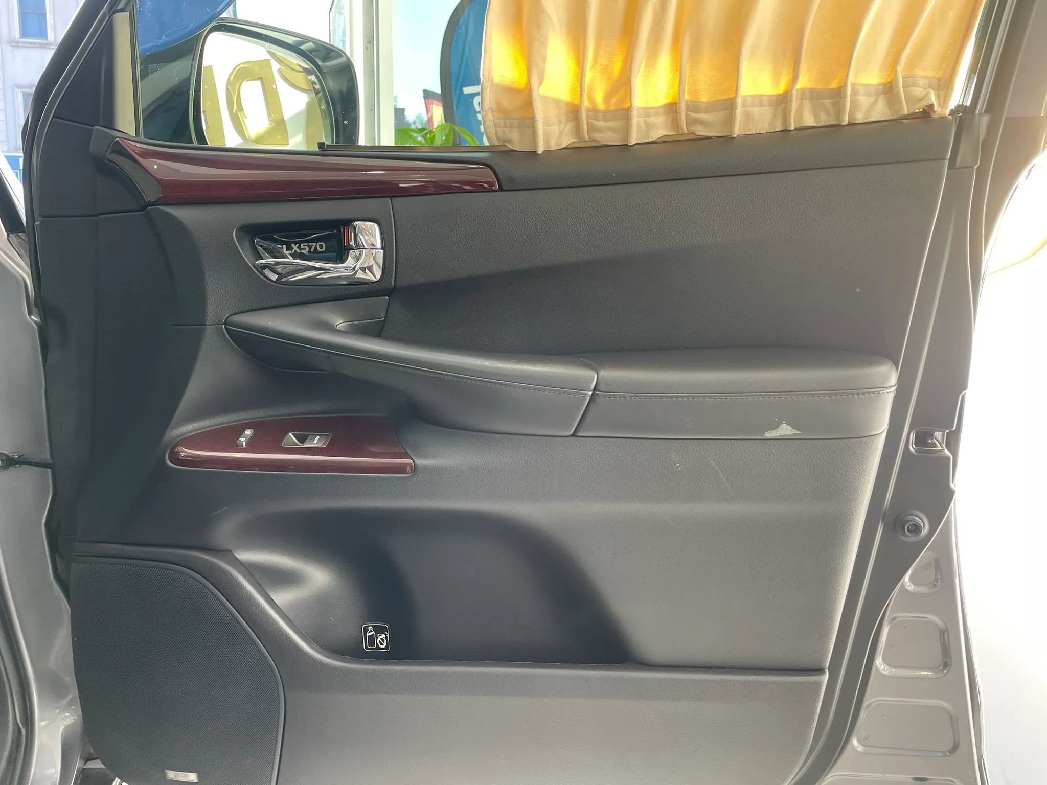 Used 2013 Lexus LX 570 4WD w/ Luxury Pkg image 29