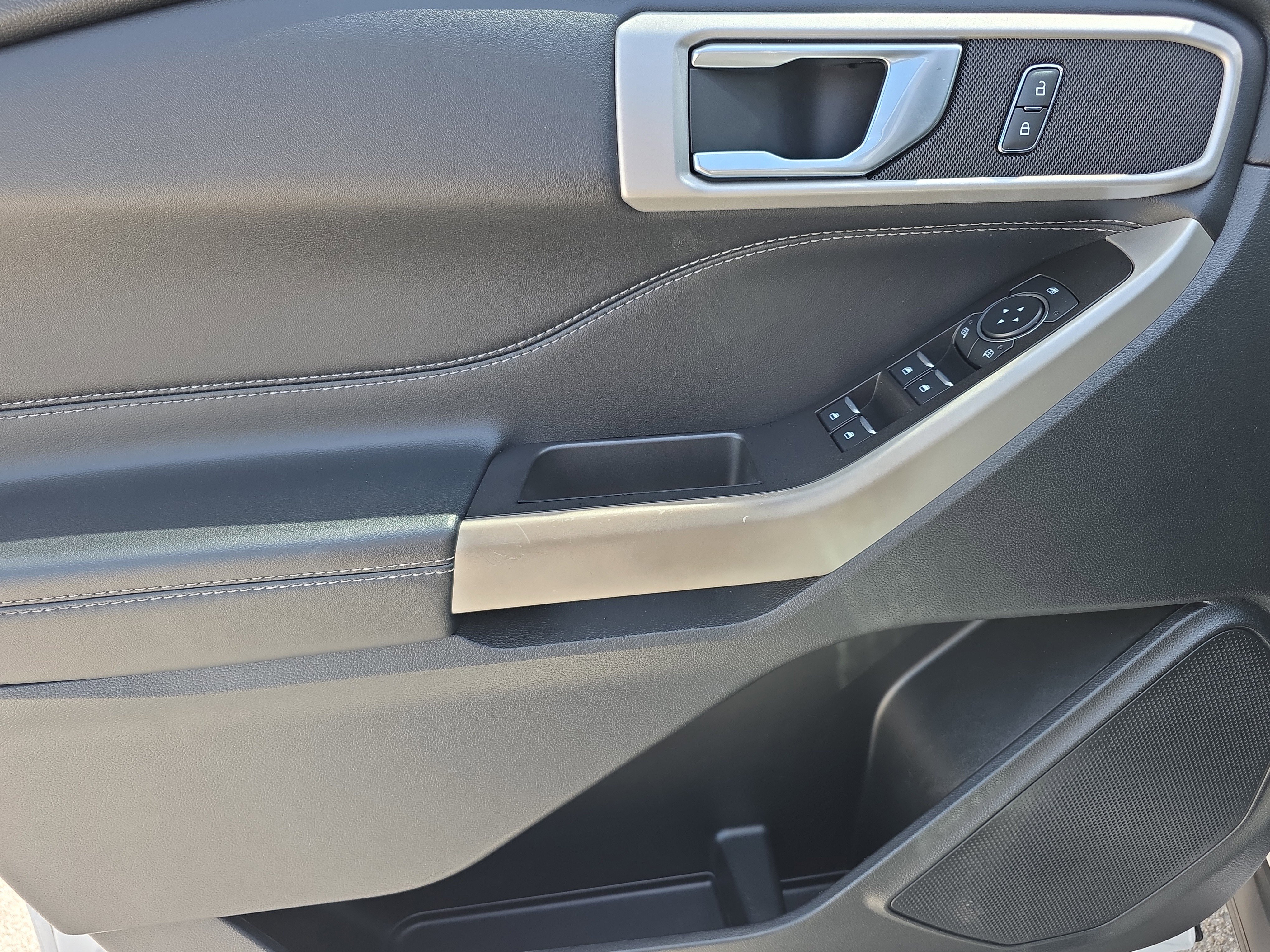 Used 2022 Ford Explorer XLT w/ Equipment Group 202A RWD image 21