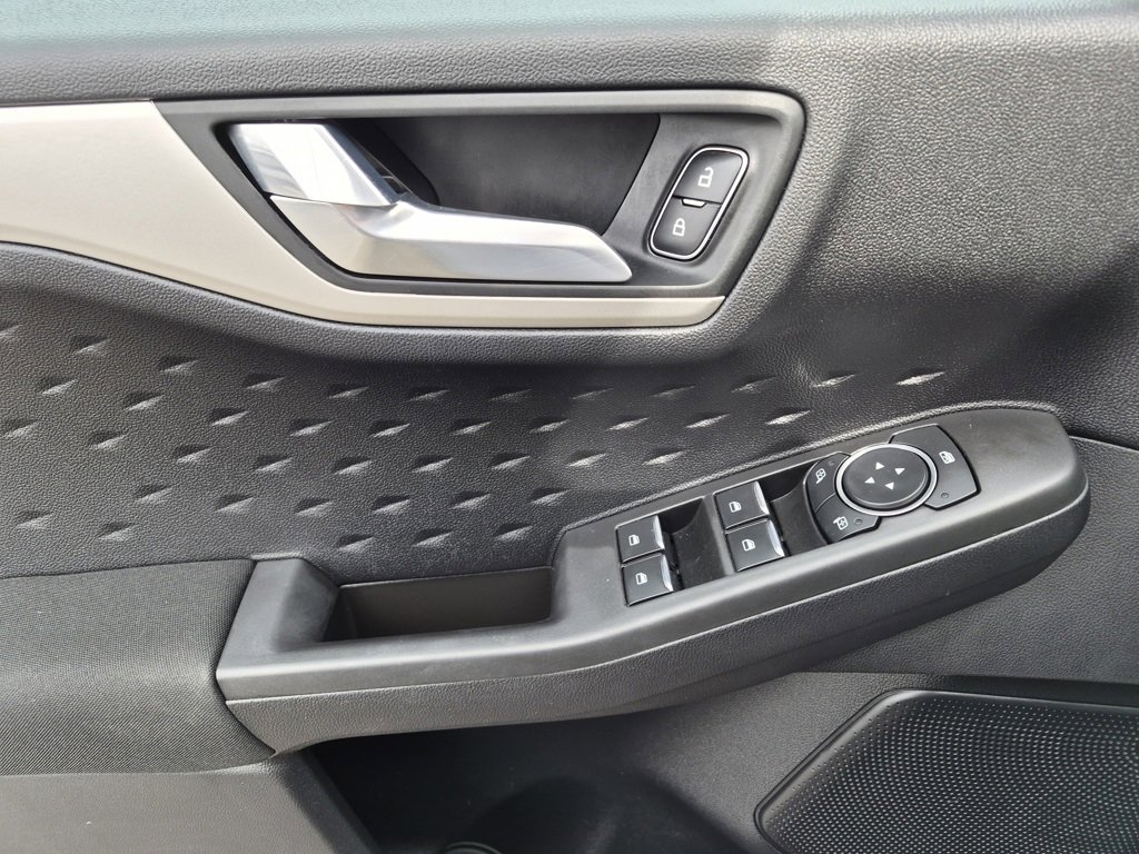 Used 2020 Ford Escape SE image 12