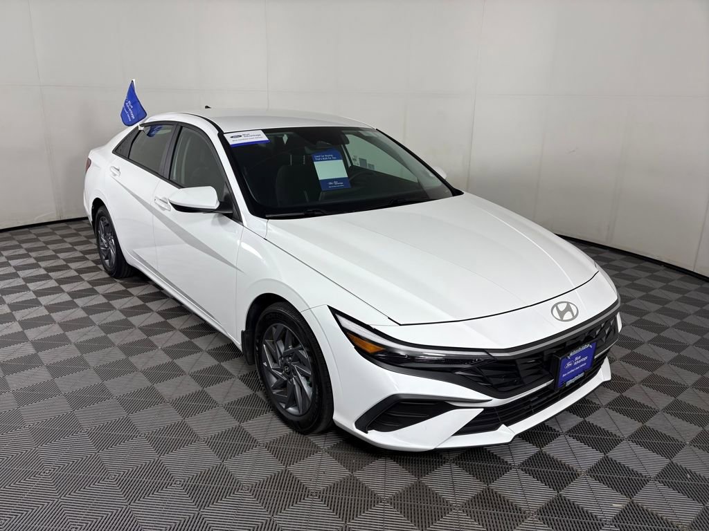 Used 2024 Hyundai Elantra SEL image 1
