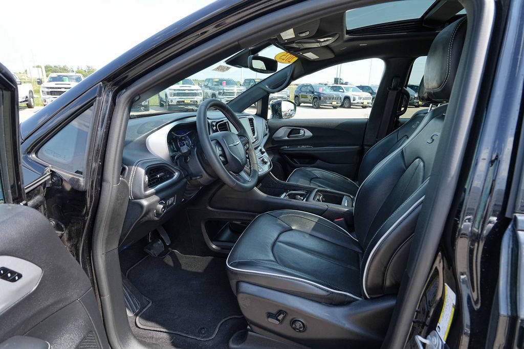 Used 2025 Chrysler Pacifica Limited FWD image 16