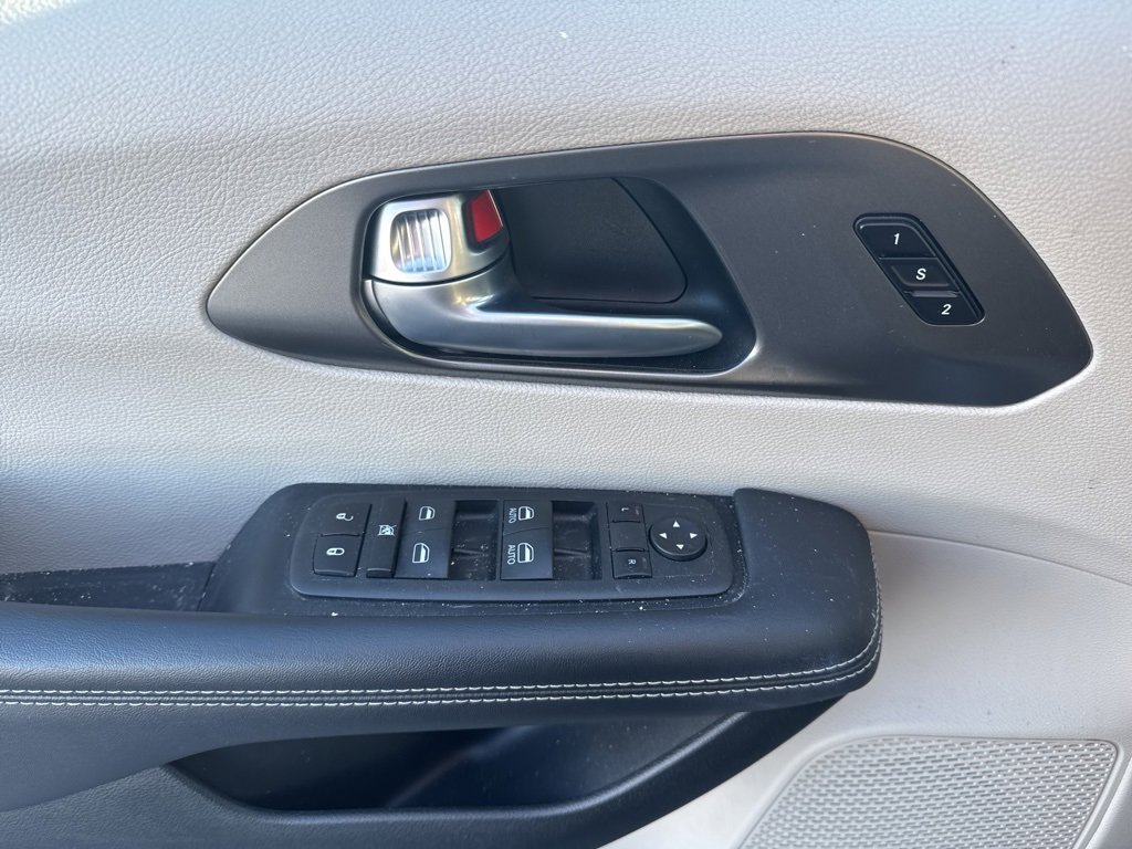 Used 2024 Chrysler Pacifica Touring-L image 24