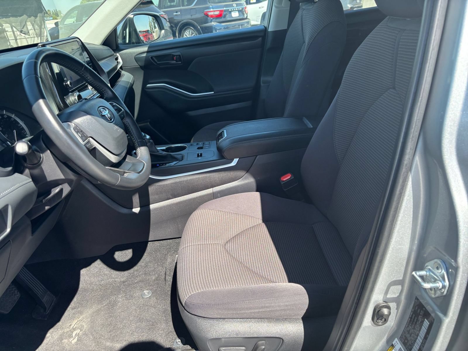 Used 2025 Toyota Highlander LE FWD image 28