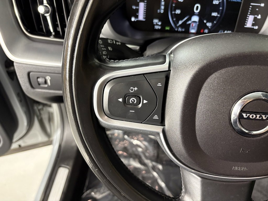 Used 2018 Volvo XC60 T6 Momentum w/ Vision Package image 21