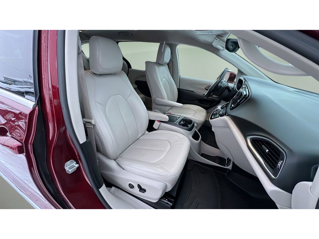 Used 2018 Chrysler Pacifica Touring-L Plus w/ Tire & Wheel Group image 32