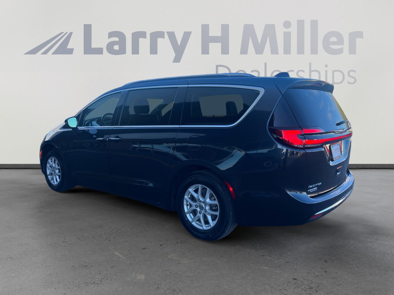 Used 2021 Chrysler Pacifica Touring-L image 3