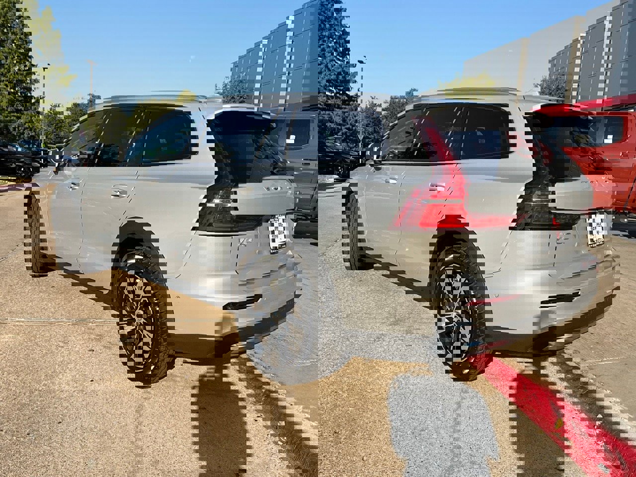 Used 2025 Volvo V60 B5 Cross Country Plus image 8