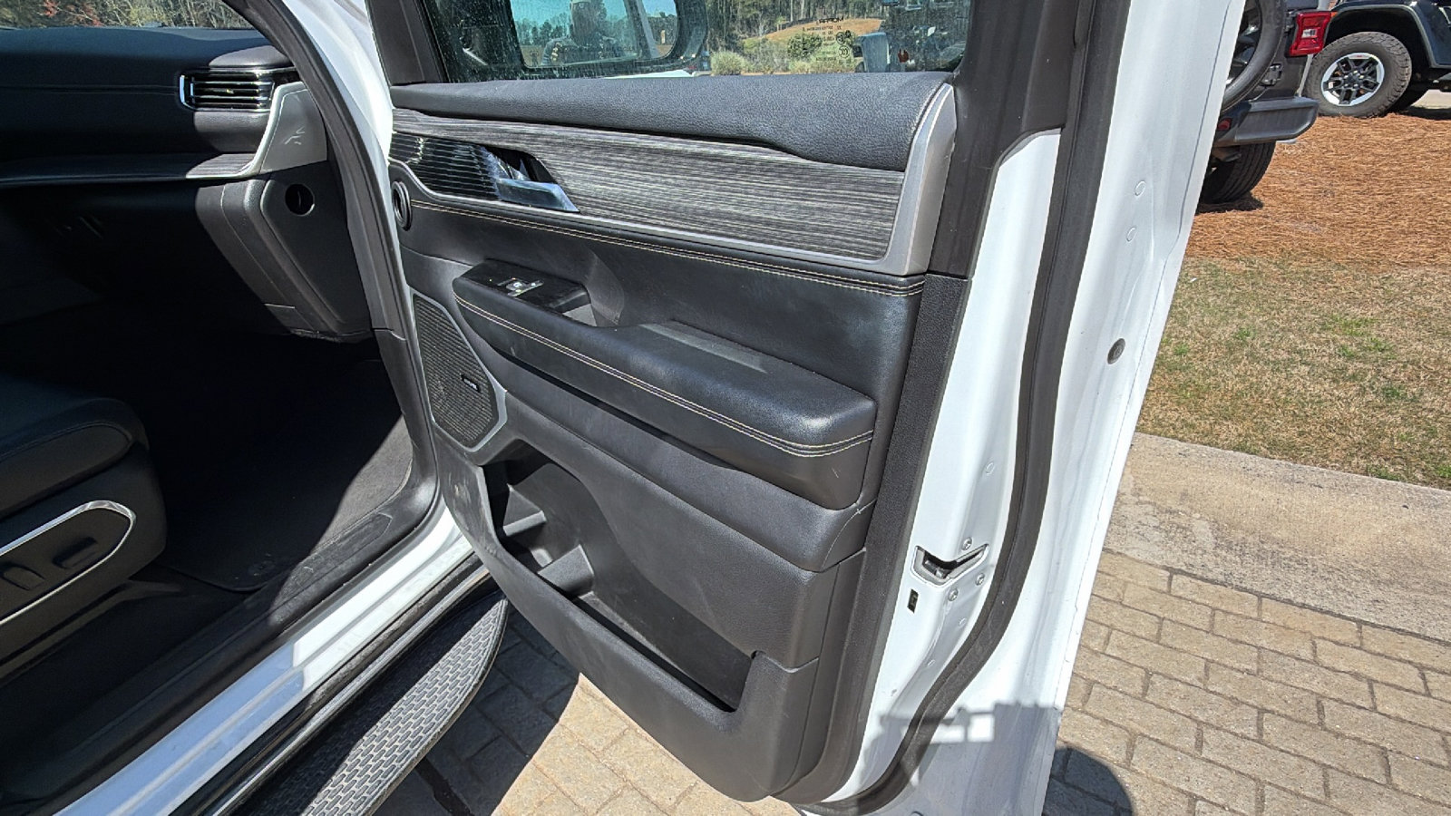 Used 2023 Jeep Wagoneer Series III w/ Preferred Equipment Group image 18