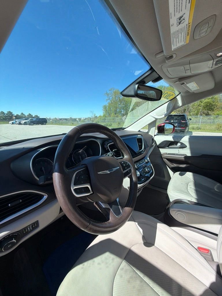 Used 2020 Chrysler Pacifica Touring-L FWD image 11