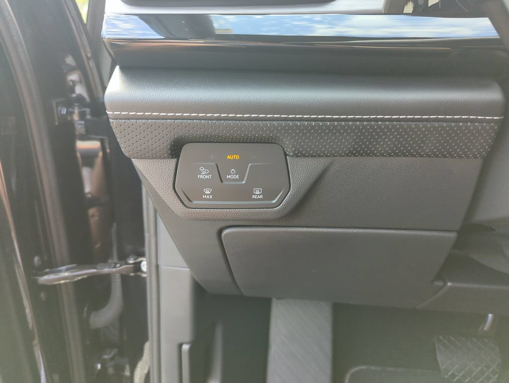 Used 2024 Volkswagen Atlas Cross Sport SE w/ Panoramic Sunroof Package FWD image 19