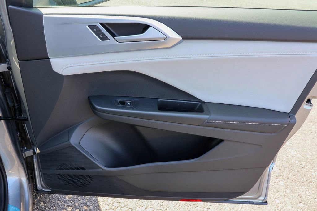 New 2025 Volkswagen Taos SE image 44