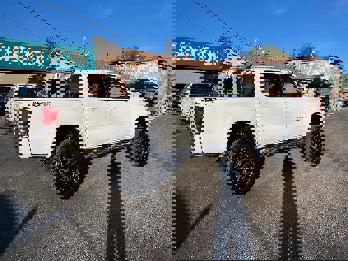 Used 2016 Toyota Tacoma TRD Sport image 4