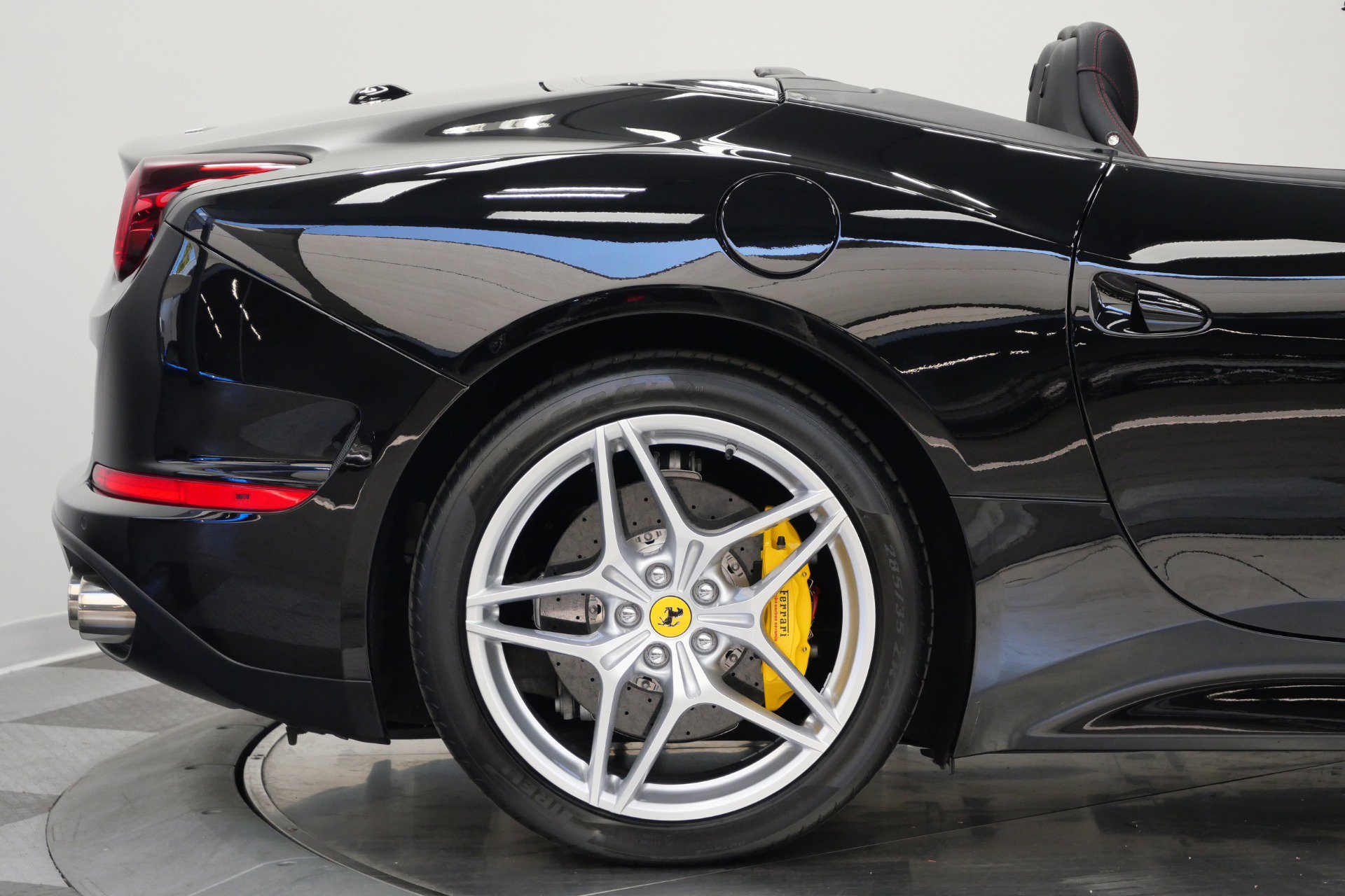 Used 2015 Ferrari California T RWD image 51
