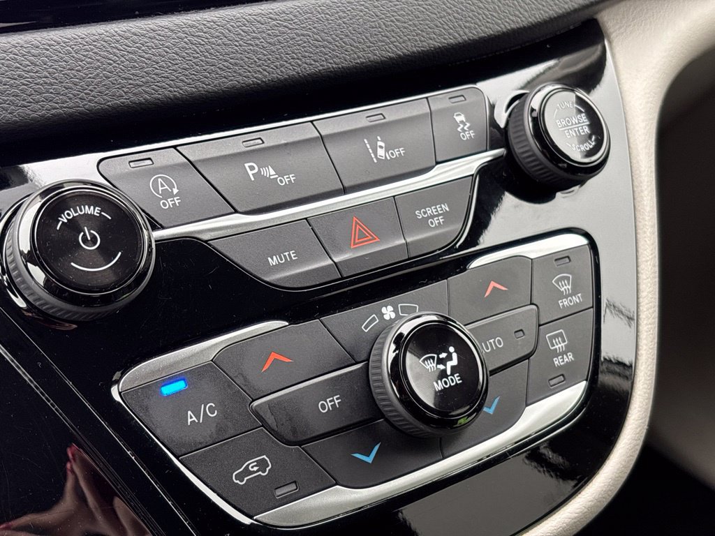 Used 2024 Chrysler Pacifica Touring-L FWD image 23