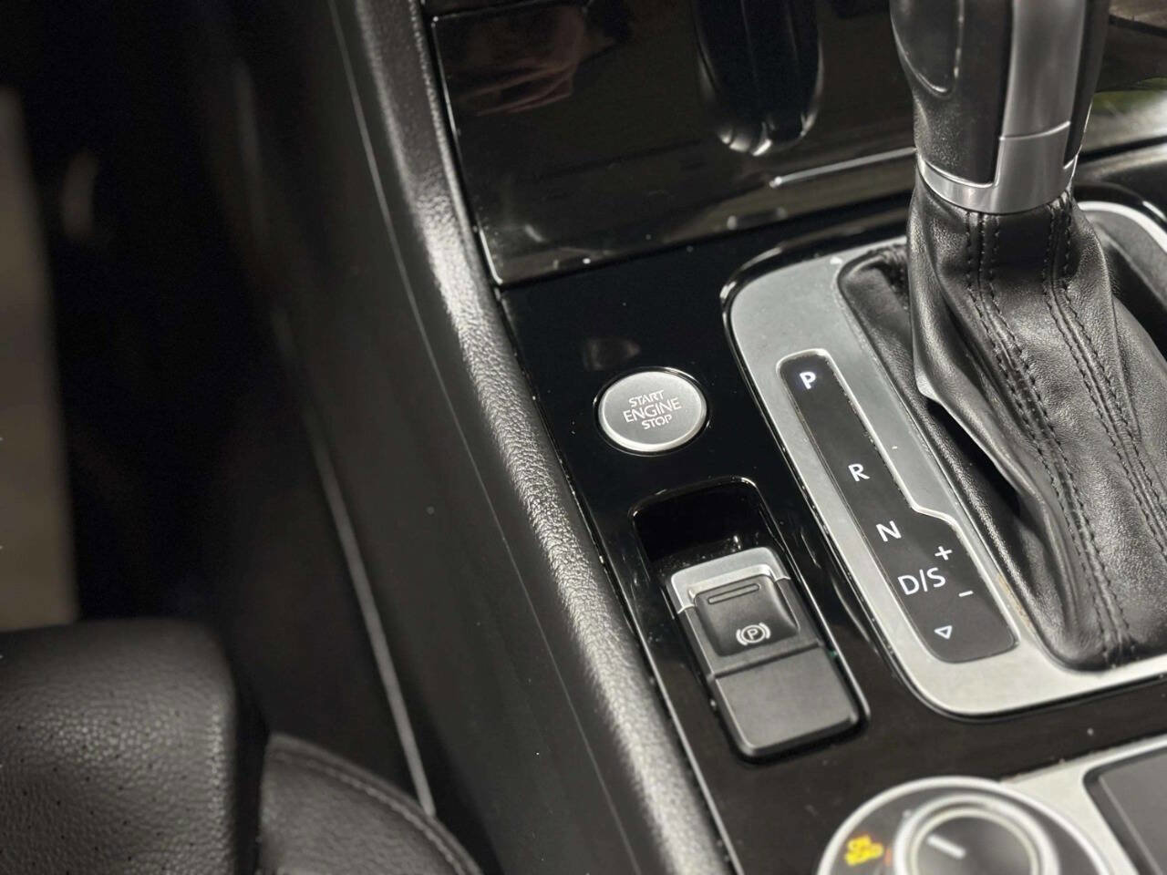 Used 2016 Volkswagen Touareg VR6 image 33