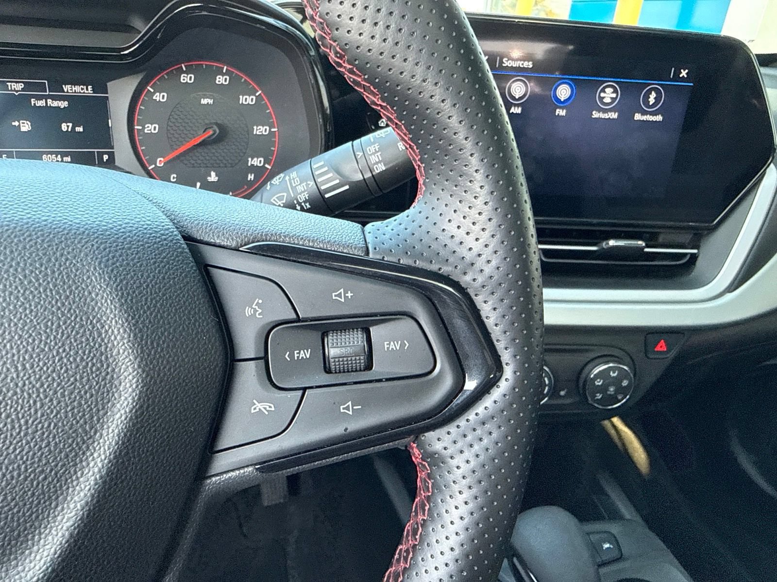 Used 2025 Chevrolet Trax RS w/ Sunroof Package FWD image 31