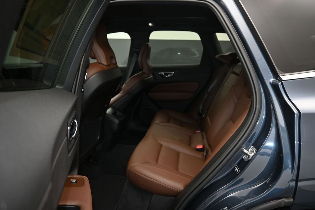Used 2021 Volvo XC60 T5 Momentum w/ Protection Package Premier FWD image 15