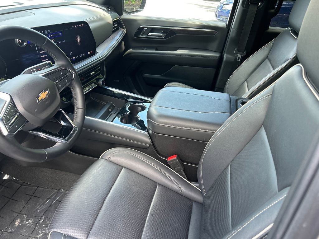 Used 2025 Chevrolet Suburban Premier RWD image 11