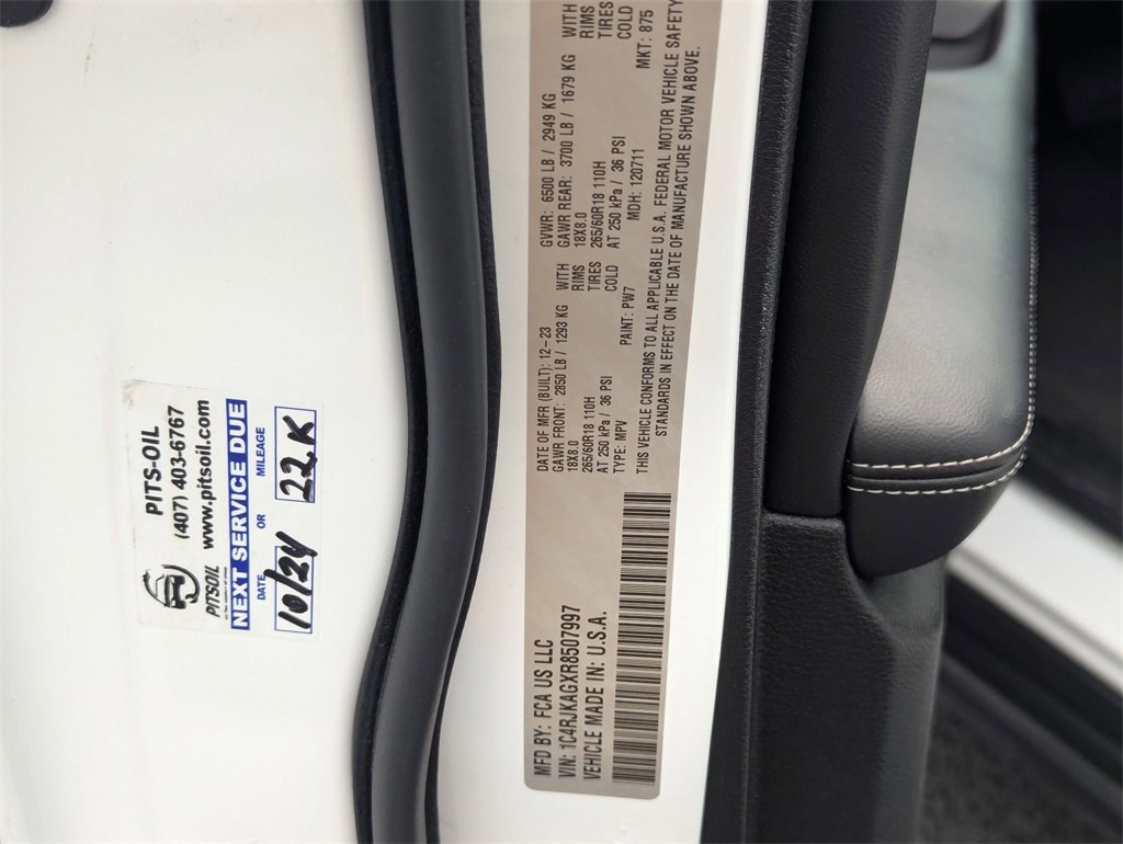 Used 2024 Jeep Grand Cherokee L Laredo image 32