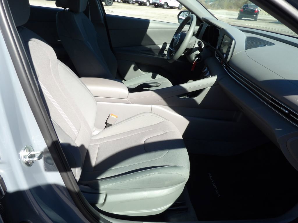 Used 2023 Hyundai Elantra SE w/ Preferred Accessory Package image 10