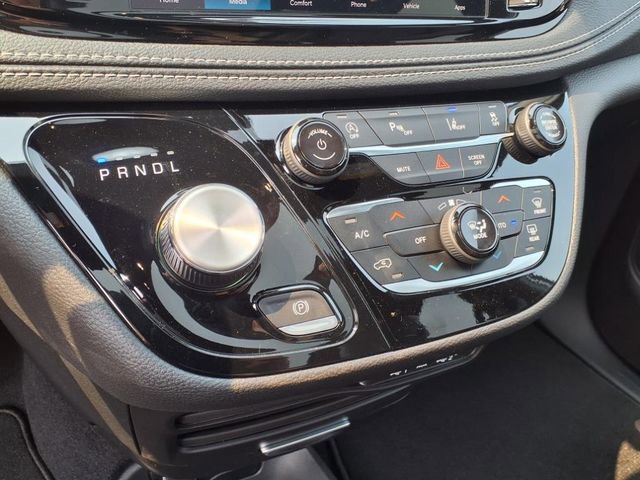 New 2025 Chrysler Pacifica Select w/ Fav Edition Package FWD image 16