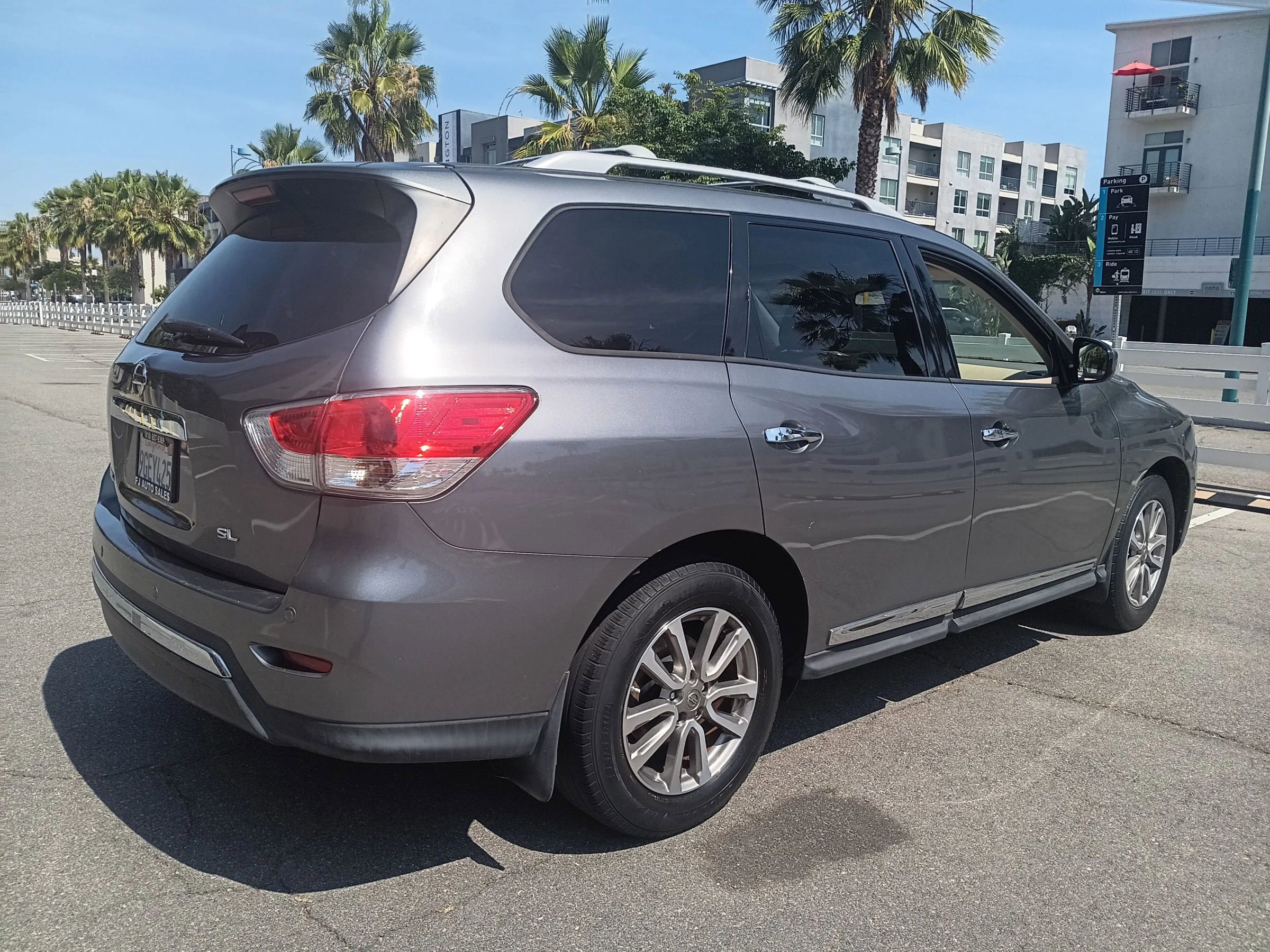 Used 2015 Nissan Pathfinder SL FWD image 8