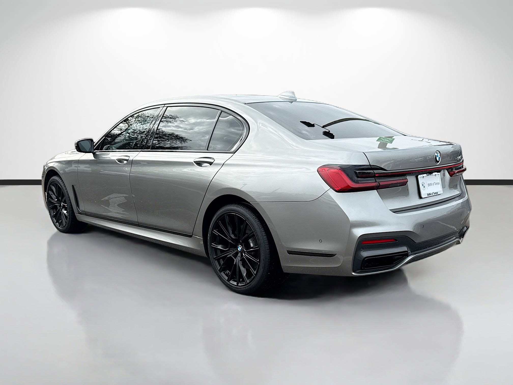 Used 2020 BMW 740i w/ M Sport Package image 5