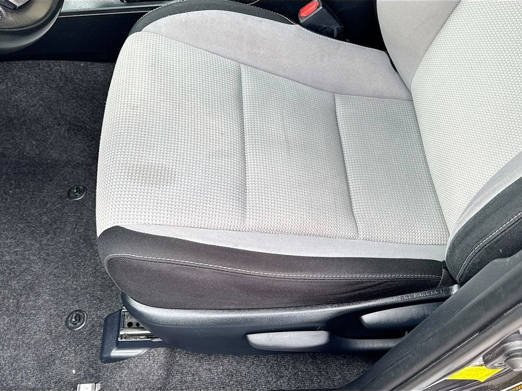 Used 2017 Toyota RAV4 XLE AWD/4WD image 17