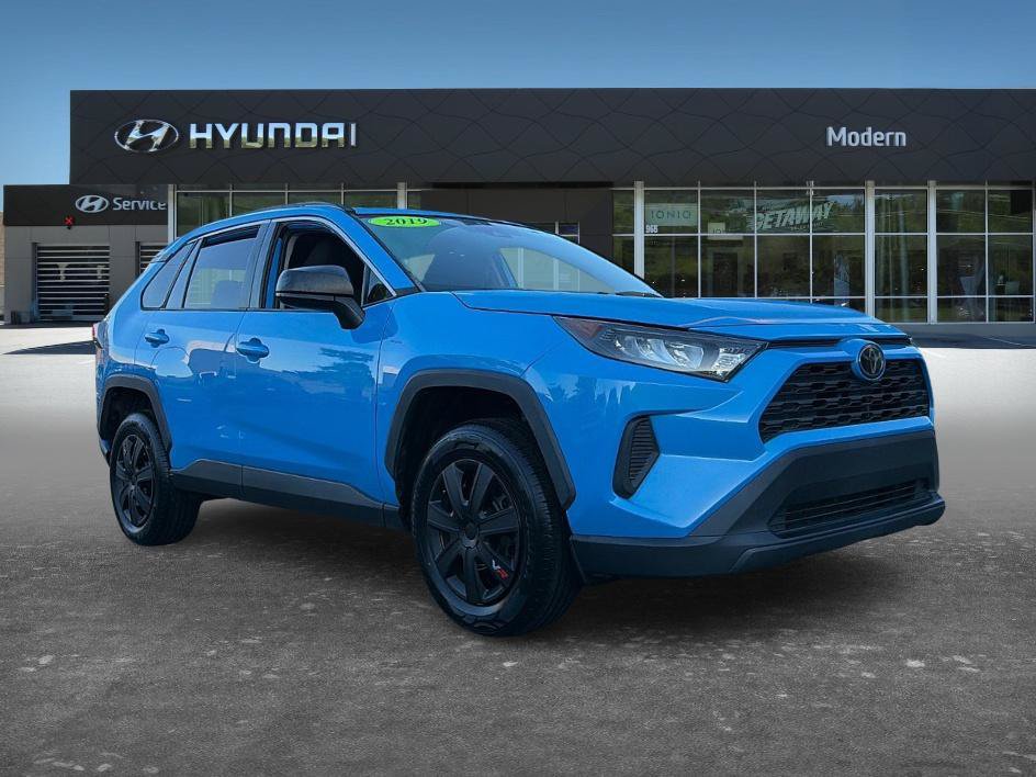 Used 2019 Toyota RAV4 LE FWD image 3