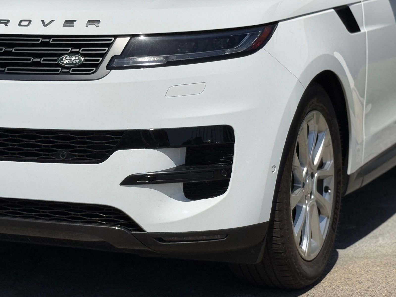 Used 2024 Land Rover Range Rover Sport SE AWD/4WD image 3