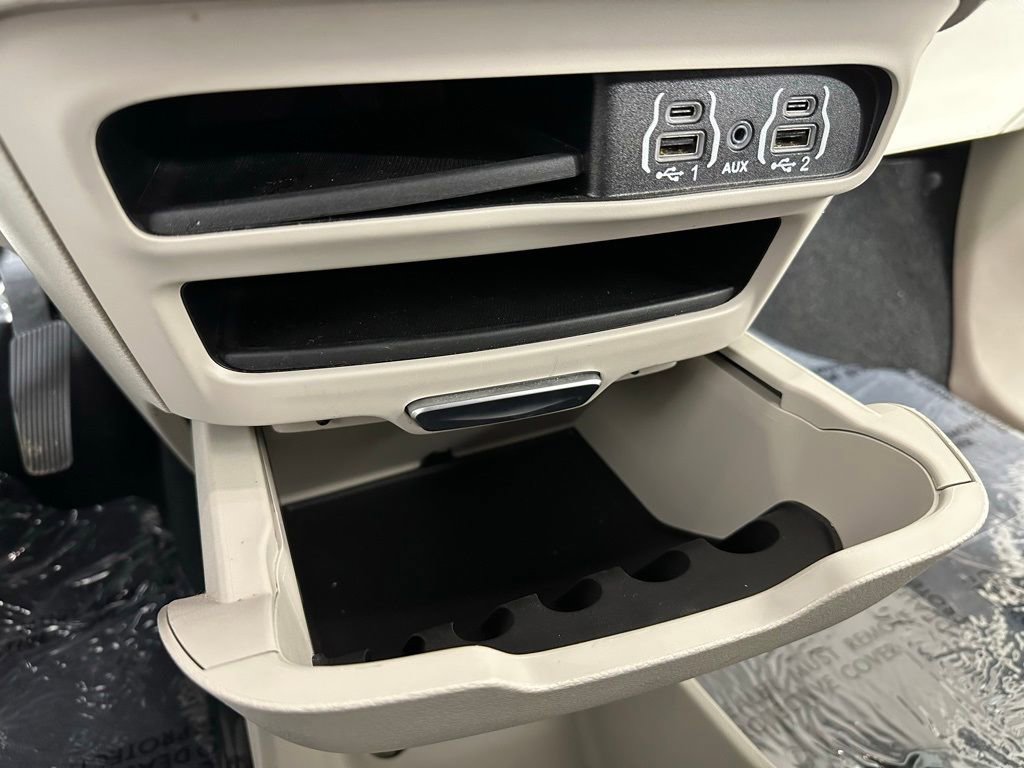 Used 2024 Chrysler Pacifica Touring-L image 9