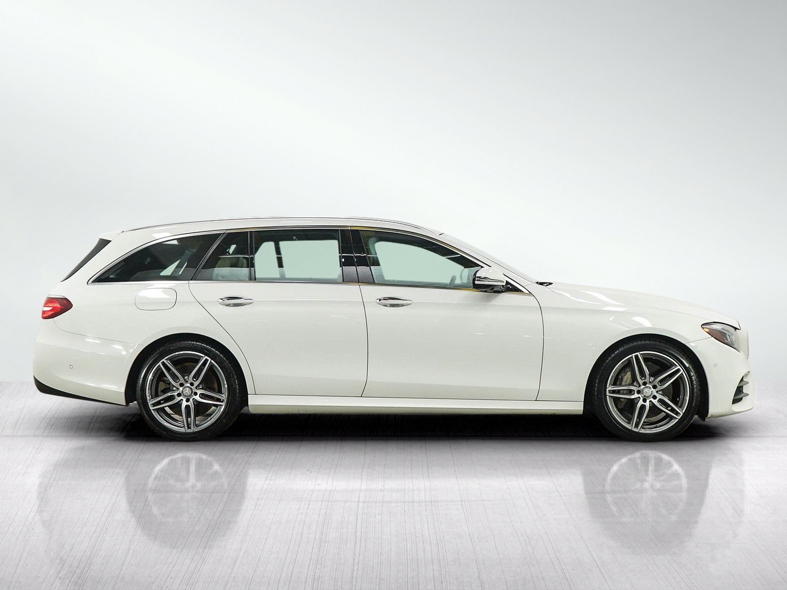 Used 2017 Mercedes-Benz E 400 4MATIC Wagon image 6