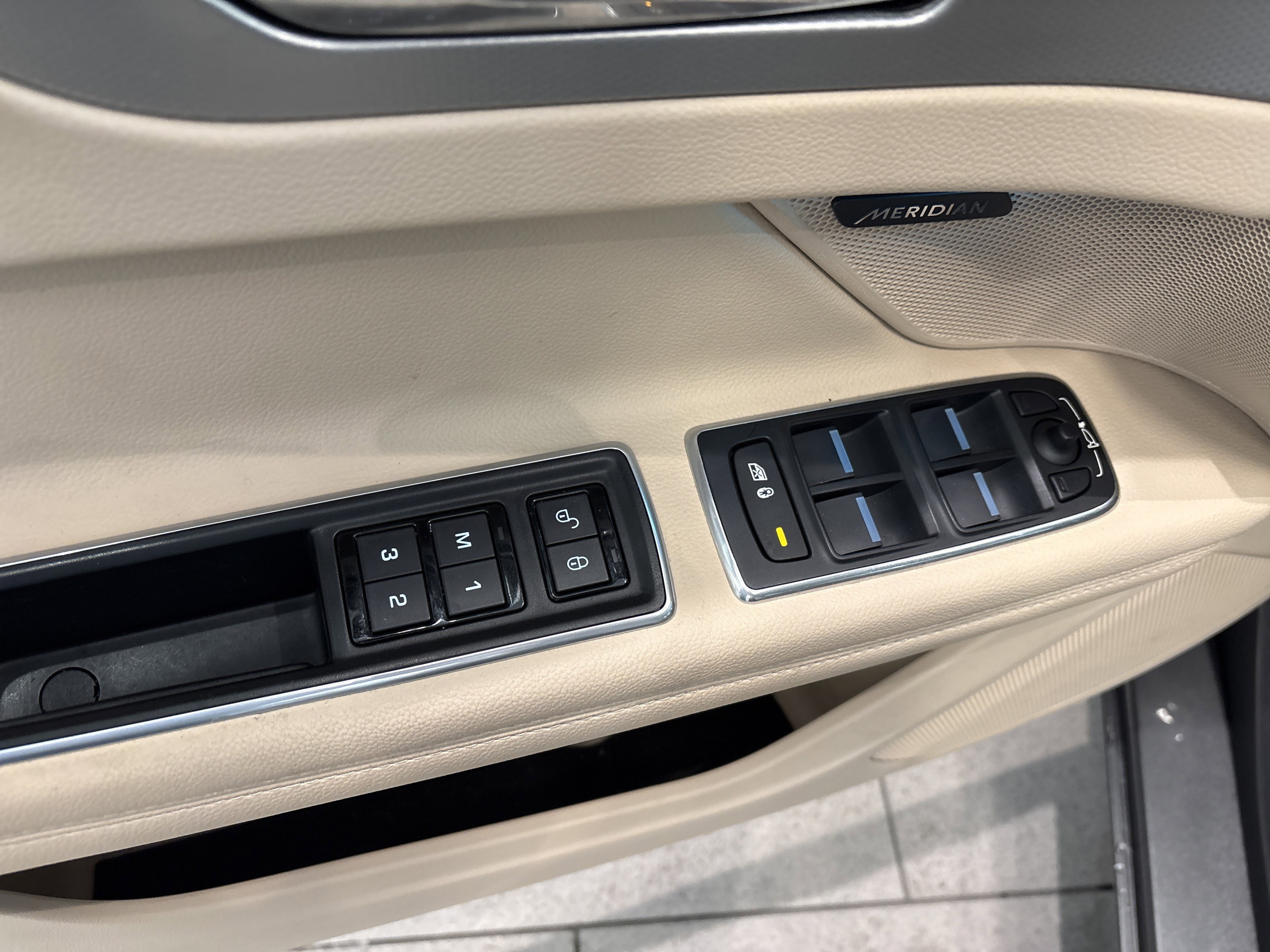 Used 2017 Jaguar XF Prestige image 8