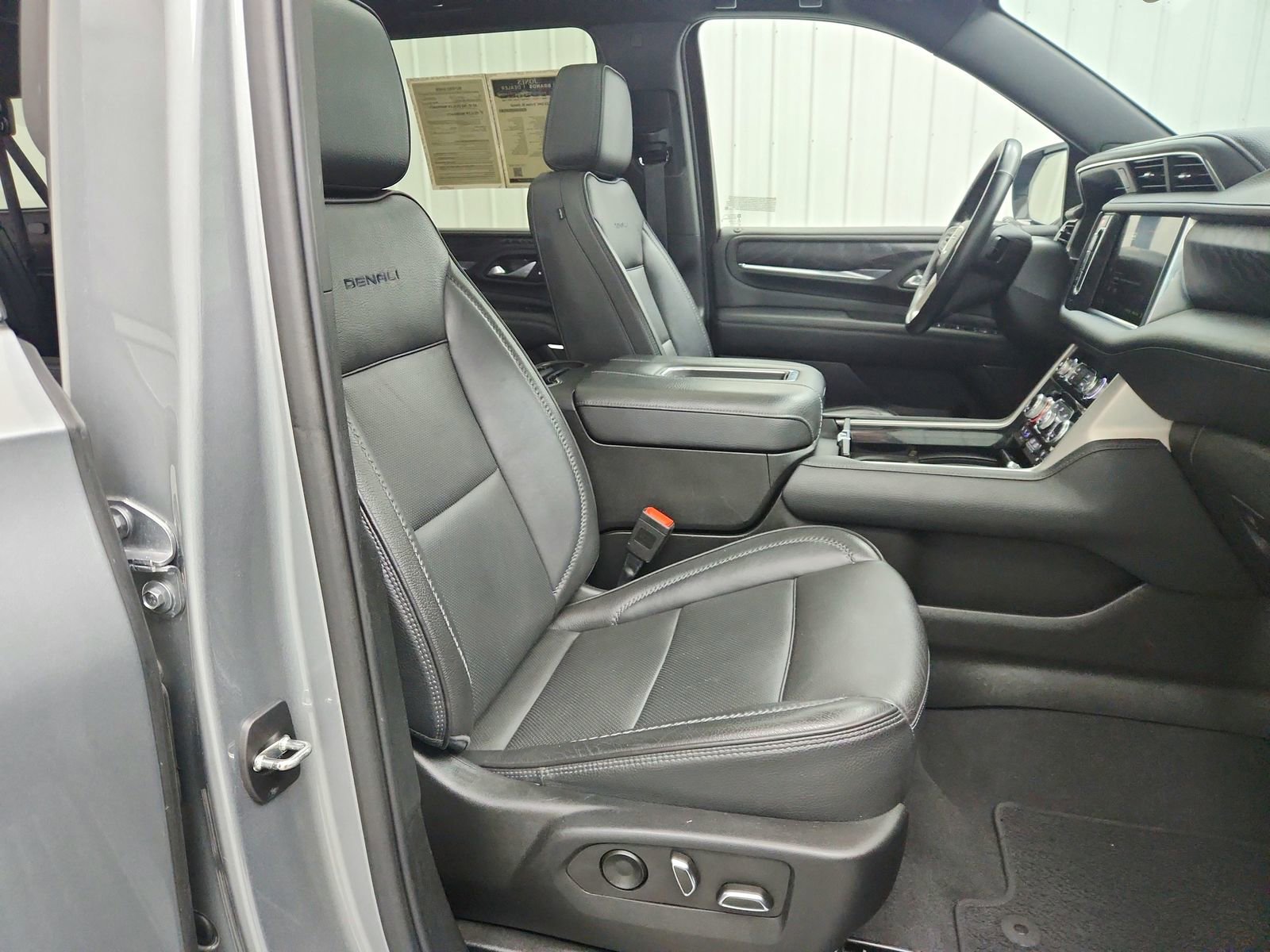 Used 2023 GMC Yukon XL Denali RWD image 36