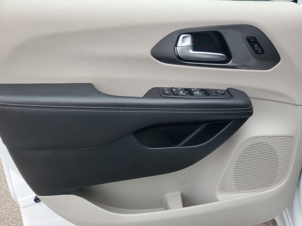 Used 2024 Chrysler Pacifica Touring-L FWD image 9