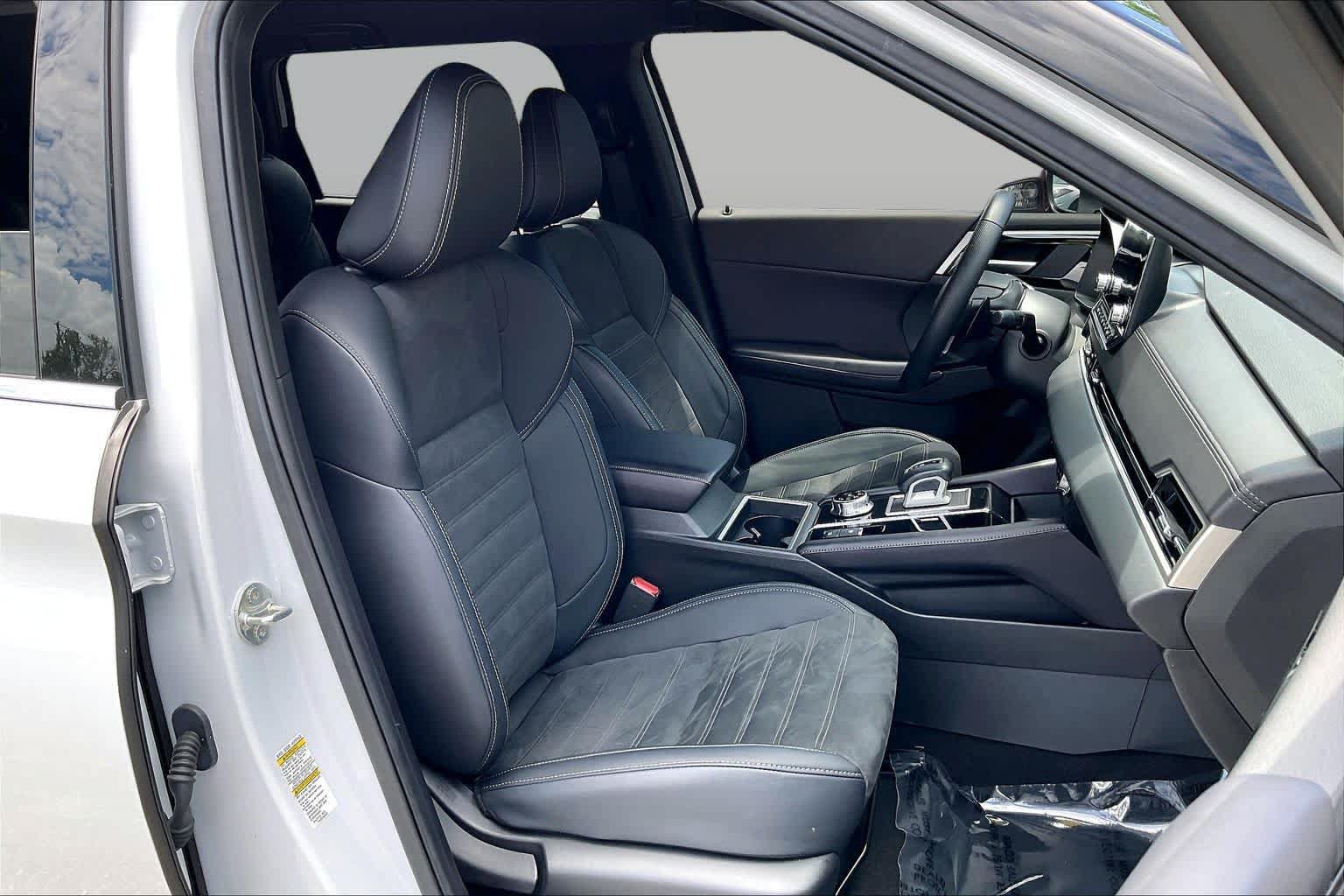 Used 2023 Mitsubishi Outlander SE Black Edition FWD image 8