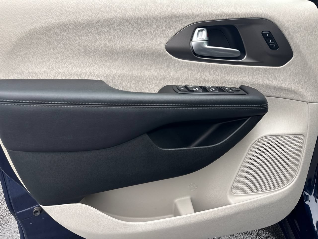 Used 2018 Chrysler Pacifica Limited FWD image 17